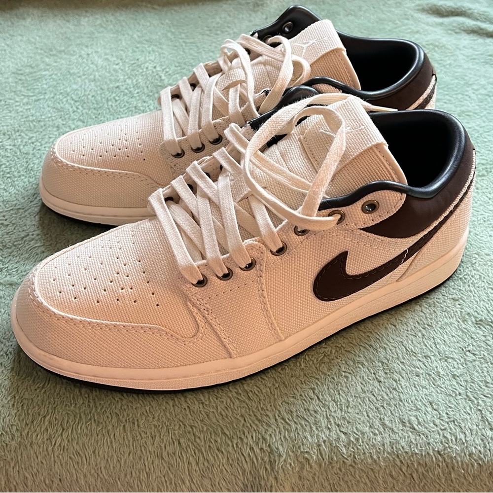 Jordan Retro 1 Low-Top Sneakers in Cream and Brown - Picture 5 of 6